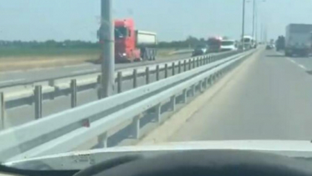 ZAPALIO SE ŠLEPER NA PUPINOVOM MOSTU Vatrogasci gase požar, pomoć pružaju i prolaznici (FOTO)