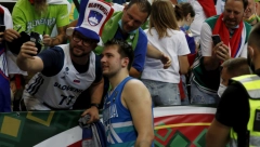 DONČIĆ LUMPUJE UZ SAŠU MATIĆA! Srpski folker pevao Slovencima na proslavi plasmana na Olimpijske igre! (VIDEO)