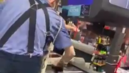 "EVO I NAŠIH PANIČARA" Urnebesan snimak iz prodavnice! Slaže robu na kasu, a onda uzima krpu i počinje mahnito da riba!