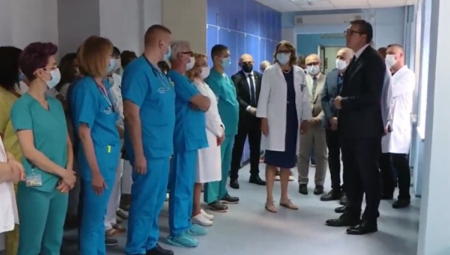 PREDSEDNIK SRBIJE U POSETI BOLNICI SVETI SAVA Vučić obilazi novu salu za neurointervencije: Ogromna ulaganja, nastavljamo sa opremanjem klinika