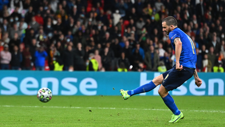 GDE SI POŠAO? Redar mislio da je Bonući navijač i nije mu dao da se vrati na teren (VIDEO)