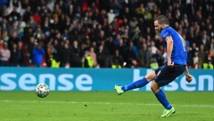 GDE SI POŠAO? Redar mislio da je Bonući navijač i nije mu dao da se vrati na teren (VIDEO)