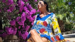 ON JE NAJVEĆA LJUBAV ALKE VUJICE Pevačica zablistala u izdanju kao nikad do sad i pokazala ogromnu tetovažu preko cele noge (FOTO)