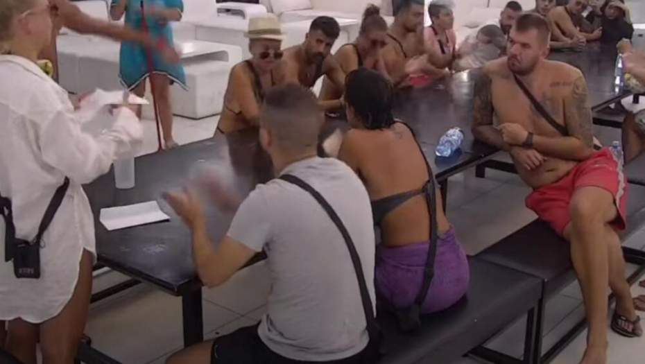 OVOME SE NIJE NADALA Zadrugarka dobija fotografije polnih organa, pa priznala da je dečko šutnuo!