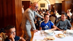 VESIĆ SA SRPSKOM DECOM IZ REGIONA  Mi smo veliki narod i zato je Beograd veliki!