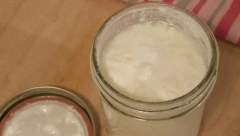 U KEFIR SIPAJTE DVE KAŠIKE OVE NAMIRNICE Čisti creva, podstiče mršavljenje, poboljšava probavu