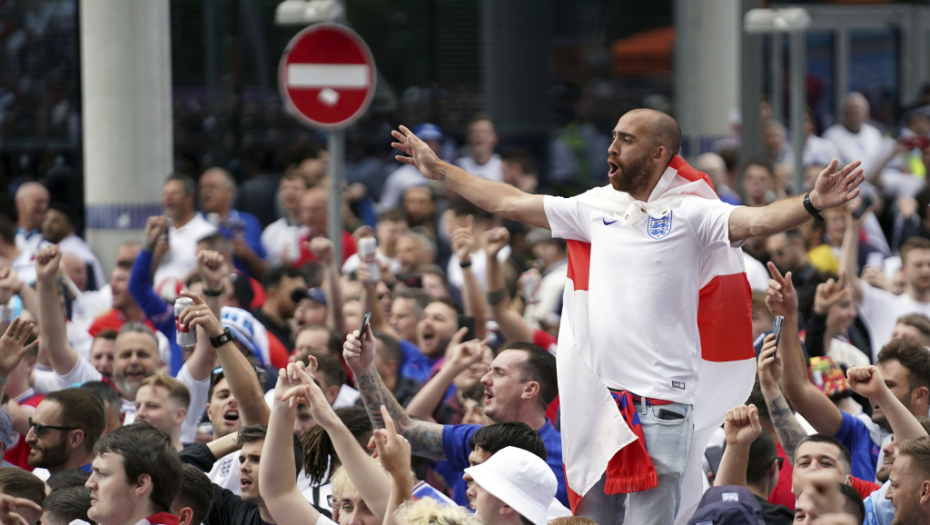 TOTALNA LUDNICA ISPRED VEMBLIJA! Navijači u transu, svi su spremni za polufinalni meč! (FOTO GALERIJA)