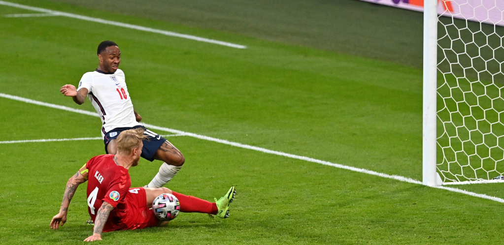 LJUDI, ŠTA VAM JE? Kapiten Danske postigao 11. autogol na Evropskom prvenstvu!