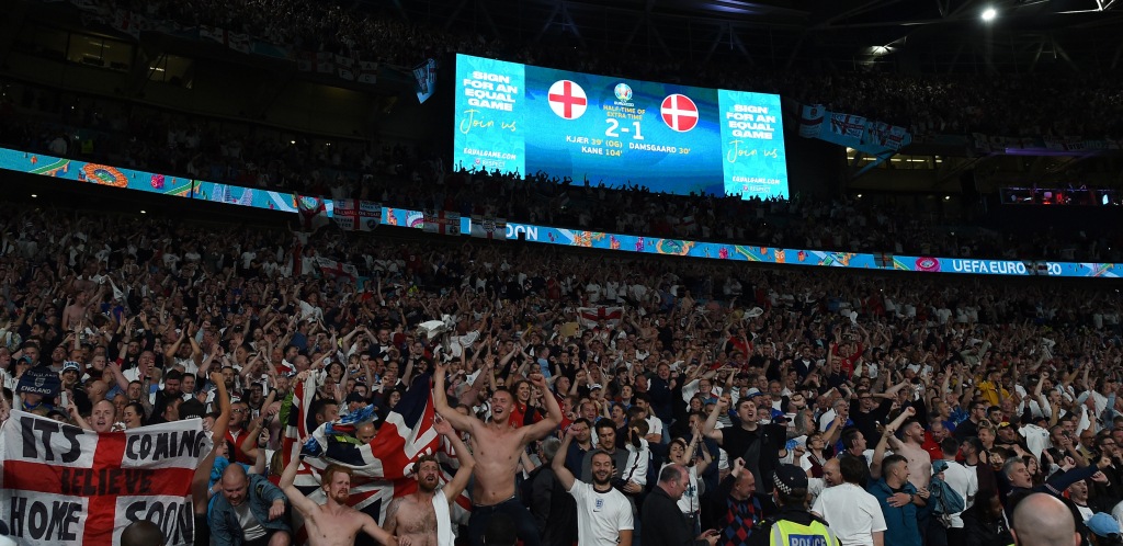 DA LI SU ENGLEZI POGURANI U FINALE? Dve lopte na terenu, a sudija svira penal za Gordi albion!? (FOTO, VIDEO)