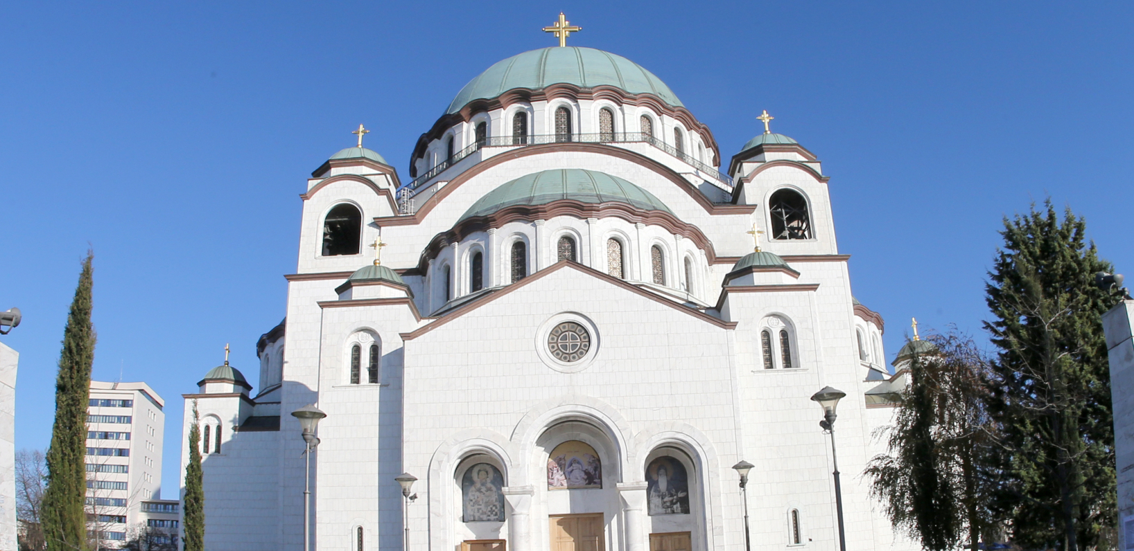 ISPRED HRAMA SVETOG SAVE Žena u centru Beograda donela dušek pa uskočila u fontanu da se rashladi! (FOTO)