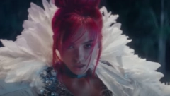 BRESKVICA IMA NOVOG DEČKA, LJUBI GA JAVNO Vojaž je prošlost! (VIDEO)