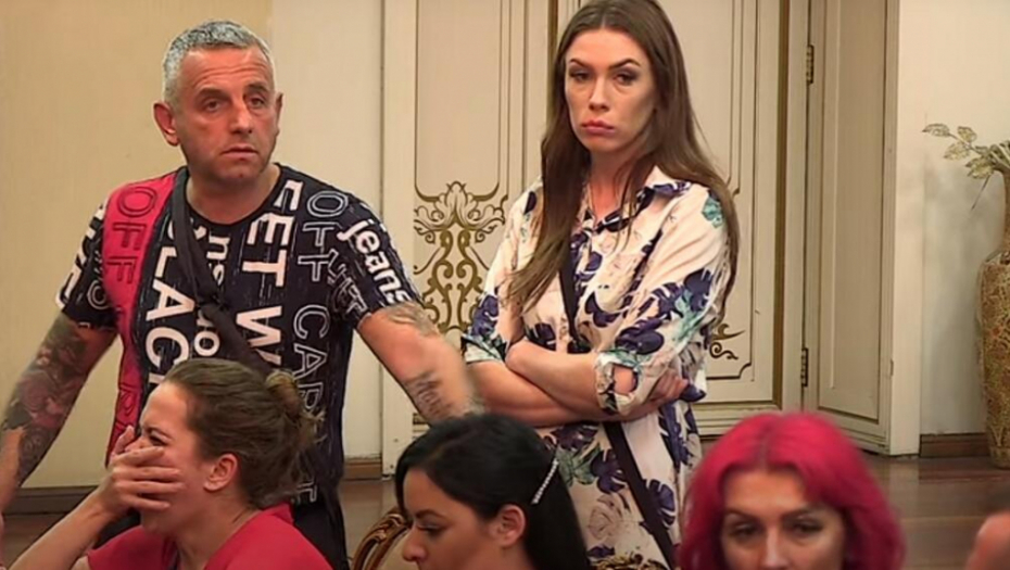 ZBOG OVAKVIH STRADAJU NEDUŽNI! Gavrilović bez pojasa i sa telefonom u ruci divlja po putu dok ga Milijana snima, javnost traži najstrožu kaznu!