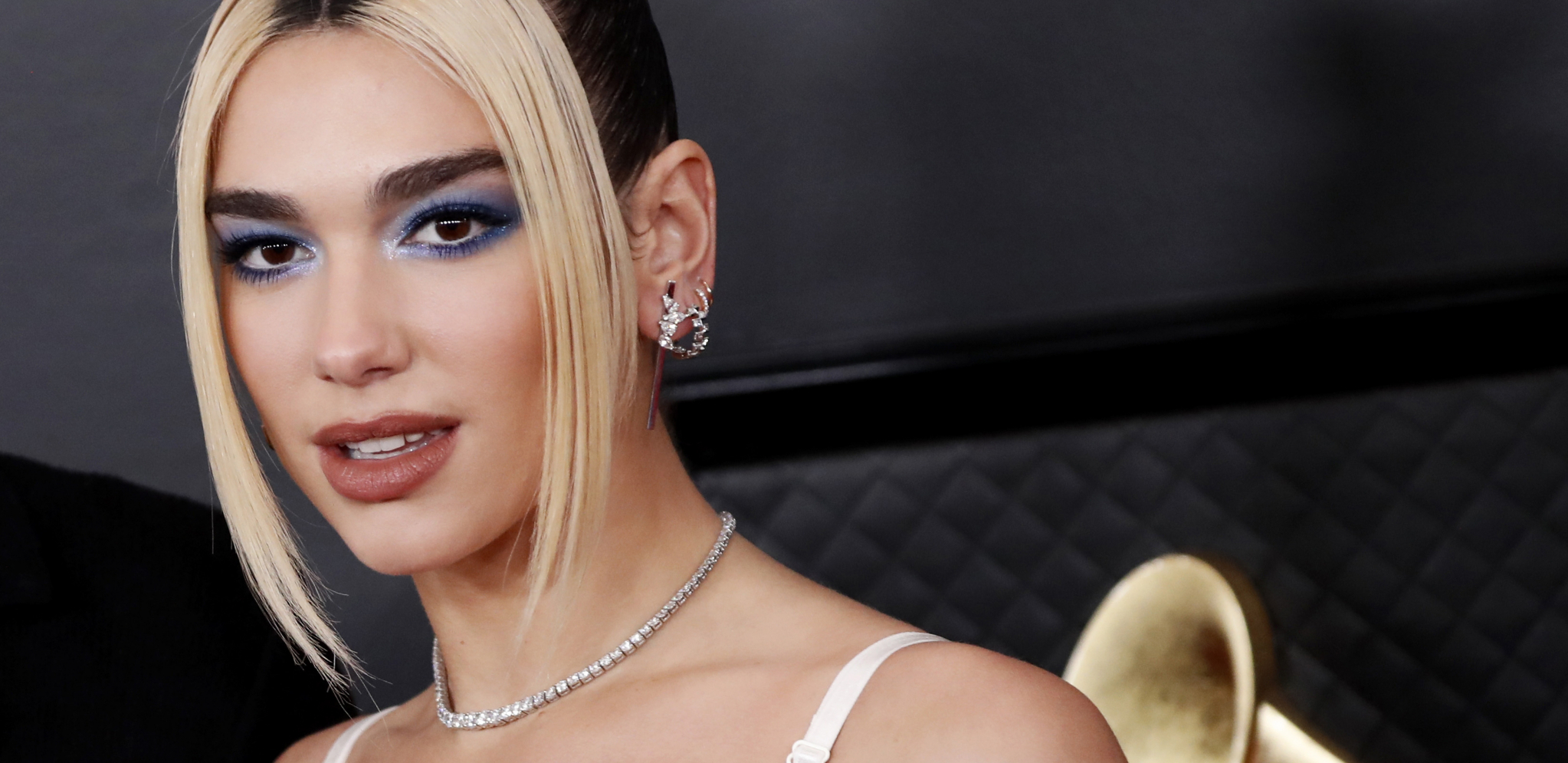 DUA LIPA POKAZUJE DVOGLAVOG ORLA, A NJENA MAJKA TRI PRSTA Fotka postala hit na društvenim mrežama, svi je prozivaju!