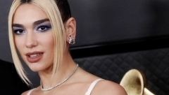 PRAKTIČNO JE GOLA Najomraženija Albanka u Srbiji nosi mikro grudnjak, vidi se svaki centimetar njenih grudi