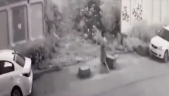 STAVILA NOVOROĐENČE U KESU I BACILA U SMEĆE Sigurnosna kamera zabeležila užasnu scenu ( UZNEMIRUJUĆI VIDEO)