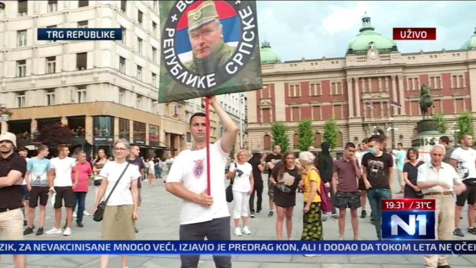 PREKINUT MORBIDAN PERFORMANS "ŽENA U CRNOM" U CENTRU BEOGRADA Grupa mladića i devojaka im pokvarila planove i poslala jasnu poruku (FOTO)