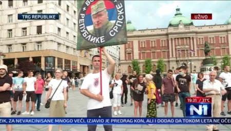 PREKINUT MORBIDAN PERFORMANS "ŽENA U CRNOM" U CENTRU BEOGRADA Grupa mladića i devojaka im pokvarila planove i poslala jasnu poruku (FOTO)