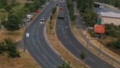 UMALO KOBNA VOŽNJA U NOVOM SADU Vozač izgubio kontrolu zbog mokrog kolovoza pa se zabio u drvo (VIDEO)