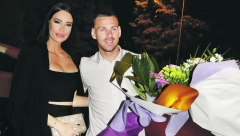 SLAVIO 12 SATI, A MUZIČARIMA DAO NEVEROVATAN BAKŠIŠ Gobeljić proslavio rođenje čerke, Katarina sve gledala preko video poziva!