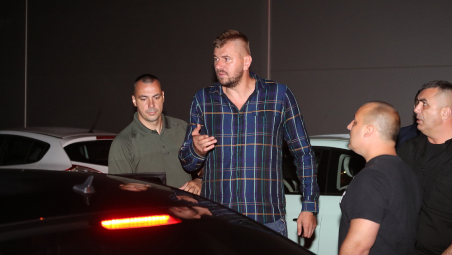 OSTAO SAM SA NJOM DA BIH DOBIO 500.000 EVRA! Janjuš konačno otkrio istinu zašto je trpeo Maju do sada, a potom zatražio hitnu zabranu prilaska (VIDEO)