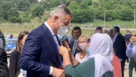 MILO NEMA NI KAP SRAMA Đukanović nosio tabute žrtava u Srebrenici, a sanduke mrtvih vojnika iz Lore koje je poslao u rat nije dočekivao