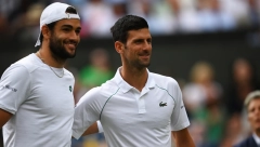 ODMAH SU SE SVI OKRENULI Velika holivudska zvezda stigla na finale Đoković - Beretini (FOTO)