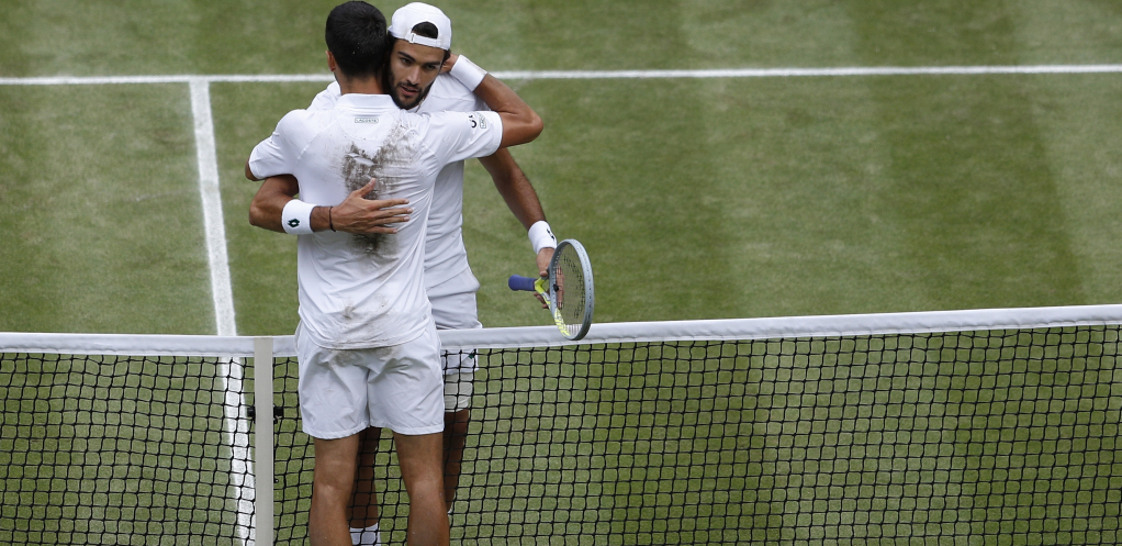 NOVAK JEDNIM GESTOM ODUŠEVIO RIVALA! Igrali finale Vimbldona, a onda se sreli na neobičnom mestu gde je Đoković pokazao veličinu!