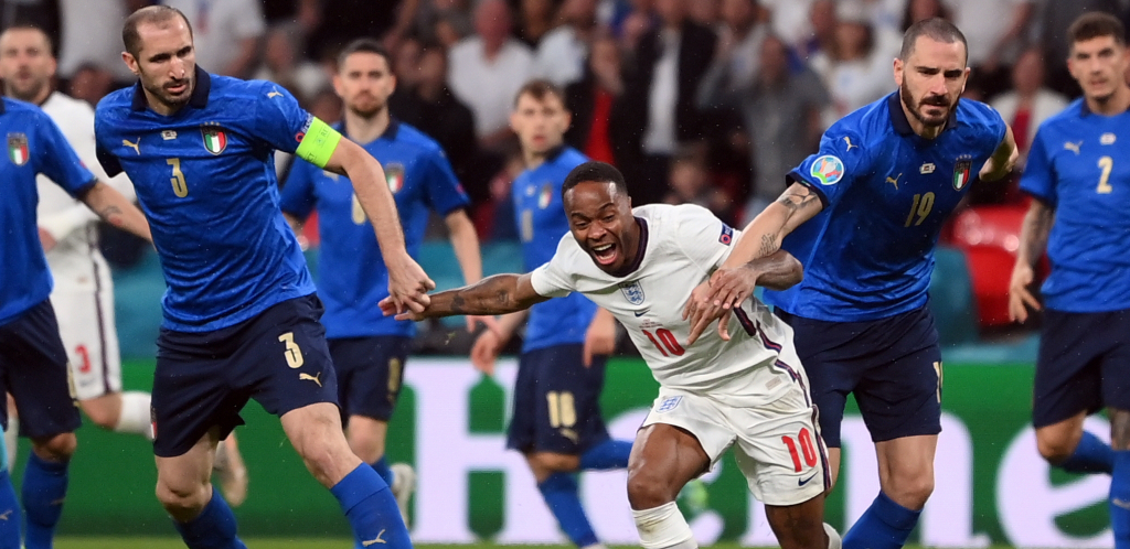PONOVO STERLING! Da li je ovo penal? (FOTO)