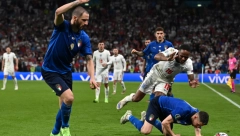 HAOS U FINALU! Navijač uleteo na teren i prekinuo utakmicu (VIDEO)