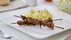 Ovo morate da probate: Sočni ražnjići od svinjetine sa krompir pireom