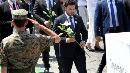 UGLEDNI PROFESOR OČITAO LEKCIJU DRITANU Abazović nije ni svestan kakvu je budalaštinu izgovorio u Srebrenici