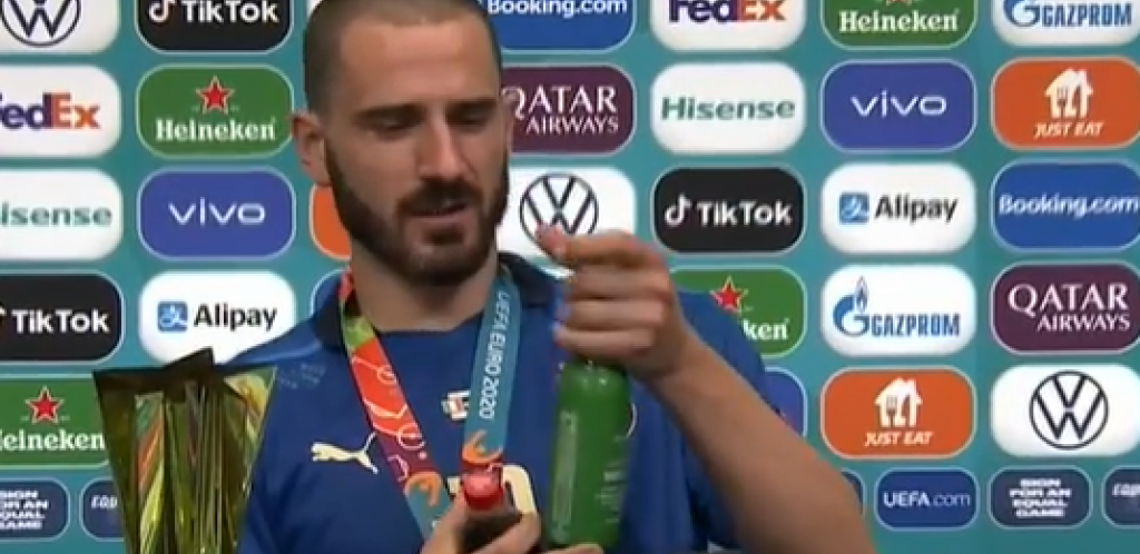 JUNAK ITALIJE NAPRAVIO ŠOU NAKON MEČA! Došao je na konferenciju, a ispred sebe video pivo i koka-kolu! Onda je udario ovo! (VIDEO)