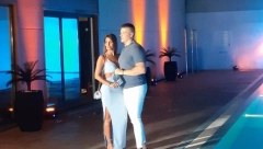 "MOMAK IZ PROVINCIJE" OBJAVIO NOVI ALBUM Sloba Radanović se ljubio sa Jelenom pred svima, ona blistala u plavoj haljini kao nikad do sad (FOTO)