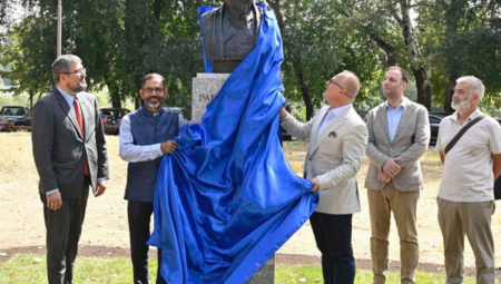 INDIJSKI KNJIŽEVNIK I NOBELOVAC U Beogradu otkriven spomenik Rabindranatu Tagoru (FOTO)