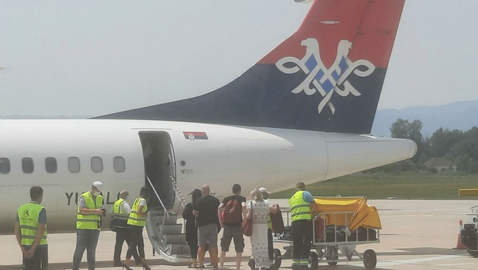 POLEĆE AVION IZ KRALJEVA: Srbi rezervisali karte na vreme da bi brže stigli u Grčku (FOTO)