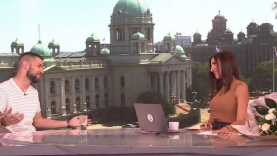 NAJVIŠE PEVAM NA PROSLAVAMA RAZVODA! Pevač koji je miljenik ženske publike šokirao izjavom, voditeljka jedva zaustavila napad smeha (FOTO)