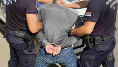 NAPALI DEČKA ISPRED KAFANE U PRIBOJU, PA GA POSEKLI FLAŠOM Ekspresno uhapšena dvojica osumnjičenih nasilnika