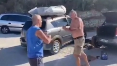 "UDARIO MI JE AUTO!" Dva penzionera se potukla nasred ulice, a onda se pojavio i treći (VIDEO)