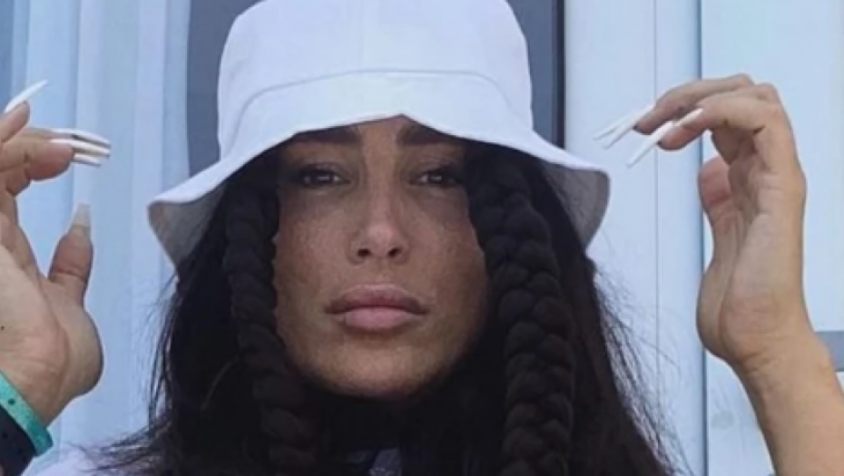 MODRICE I JAKE BUTINE U PRVOM PLANU Senidah se slikala odozdo, fanovi ne prestaju da joj pišu: Ovo je prava rasna žena! (FOTO)