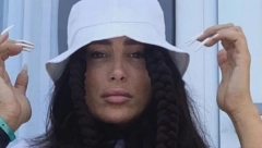 TRAŽILA OBOŽAVATELJKI DA SE SAGNE Pojavio se video kako Senida od fana zahteva da joj vezuje pertle! (VIDEO)