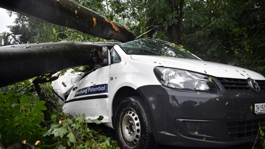 OLUJNA BOMBA PARALISALA CENTAR EVROPE! Haos u Švajcarskoj i Nemačkoj, uništeni avioni, voda preplavila jug!