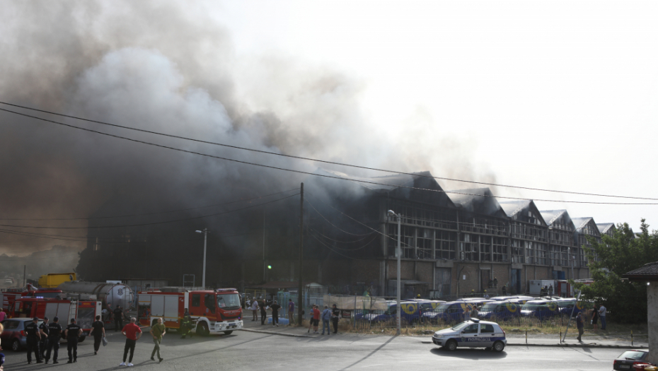 DORĆOL OKOVAO CRNI DIM Grupa vatrogasaca gasi objekat u plamenu! (VIDEO)