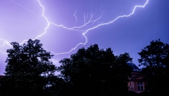 ŽENI STALO SRCE NA 30 MINUTA! Jezivi detalji udara groma na plaži!