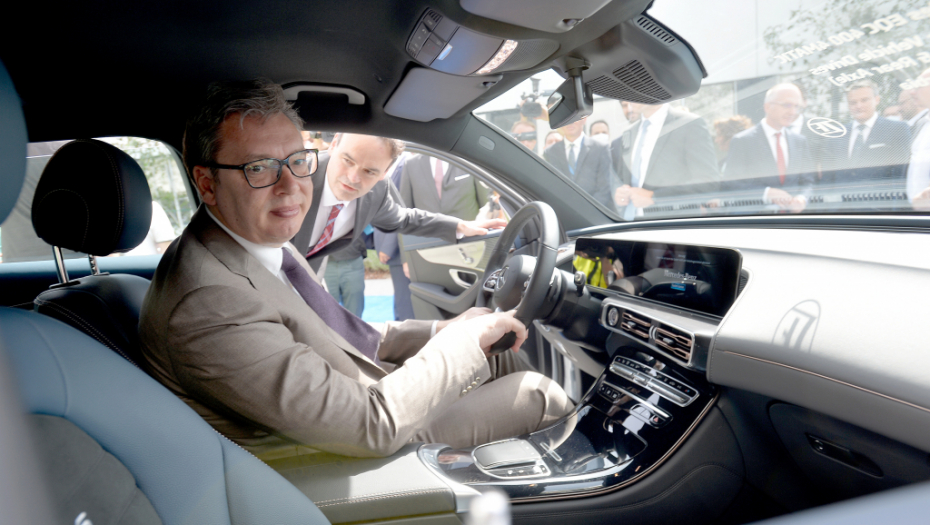 NOVI IMIDŽ PREDSEDNIKA SRBIJE Svi pričaju o odevnoj kombinaciji koju nosi Vučić (FOTO)