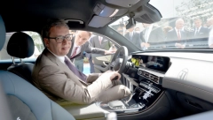 NOVI IMIDŽ PREDSEDNIKA SRBIJE Svi pričaju o odevnoj kombinaciji koju nosi Vučić (FOTO)