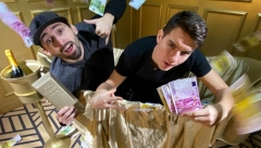 POČINJE IZ DOSADE, A PRERASTA U MENTALNI POREMEĆAJ! Objavljivljanje selfija izaziva psihičke probleme