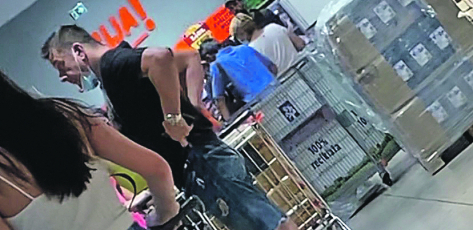 EKSKLUZIVNI ALO! PAPARAZZO Skandalozno ponašanje Georgieva, pevač bez maske u zatvorenom prostoru dok drži bermude da mu ne spadnu! (FOTO)