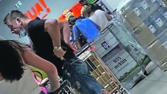 EKSKLUZIVNI ALO! PAPARAZZO Skandalozno ponašanje Georgieva, pevač bez maske u zatvorenom prostoru dok drži bermude da mu ne spadnu! (FOTO)