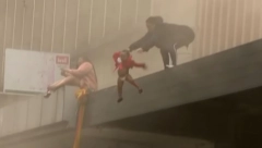 MAJKA BACILA BEBU SA ZGRADE! Kamere uhvatile jezovu scenu! (VIDEO)