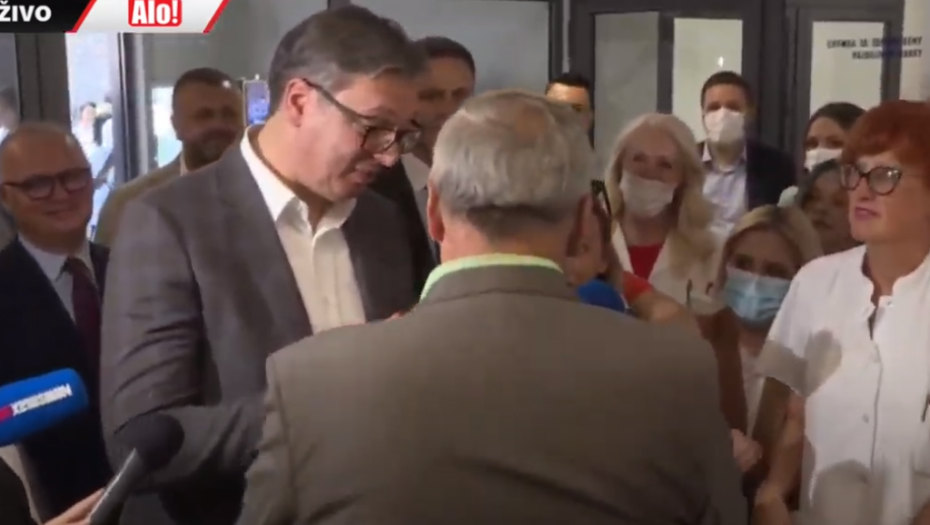 POKLON ZA VUČIĆA Direktor novog Doma zdravlja poklonio je predsedniku nove naočare za vid! Ove su posebne